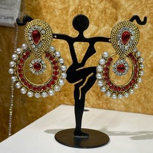 Golden Indian earrings with beautiful red crystals and pearls!!😍